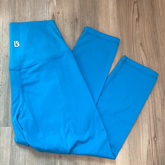 Buff Bunny Capris Leggings - Picture 2 of 2